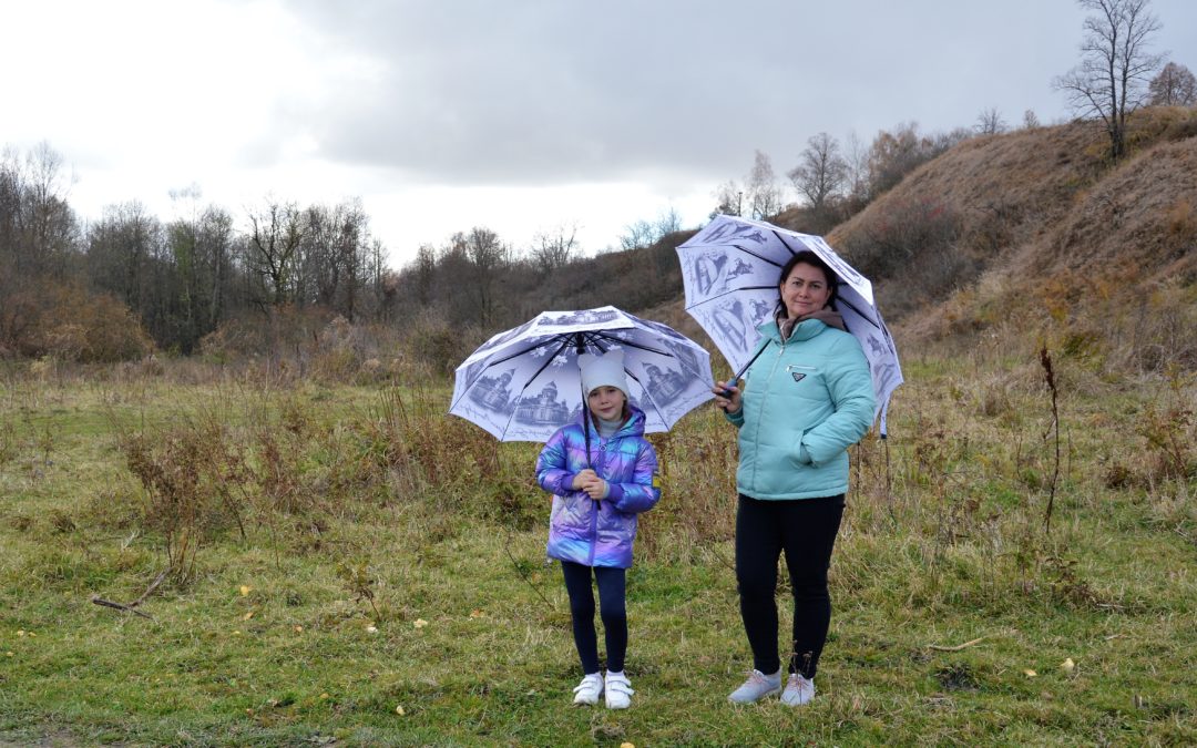 Фотосессия на природе мамы и дочки с зонтиками