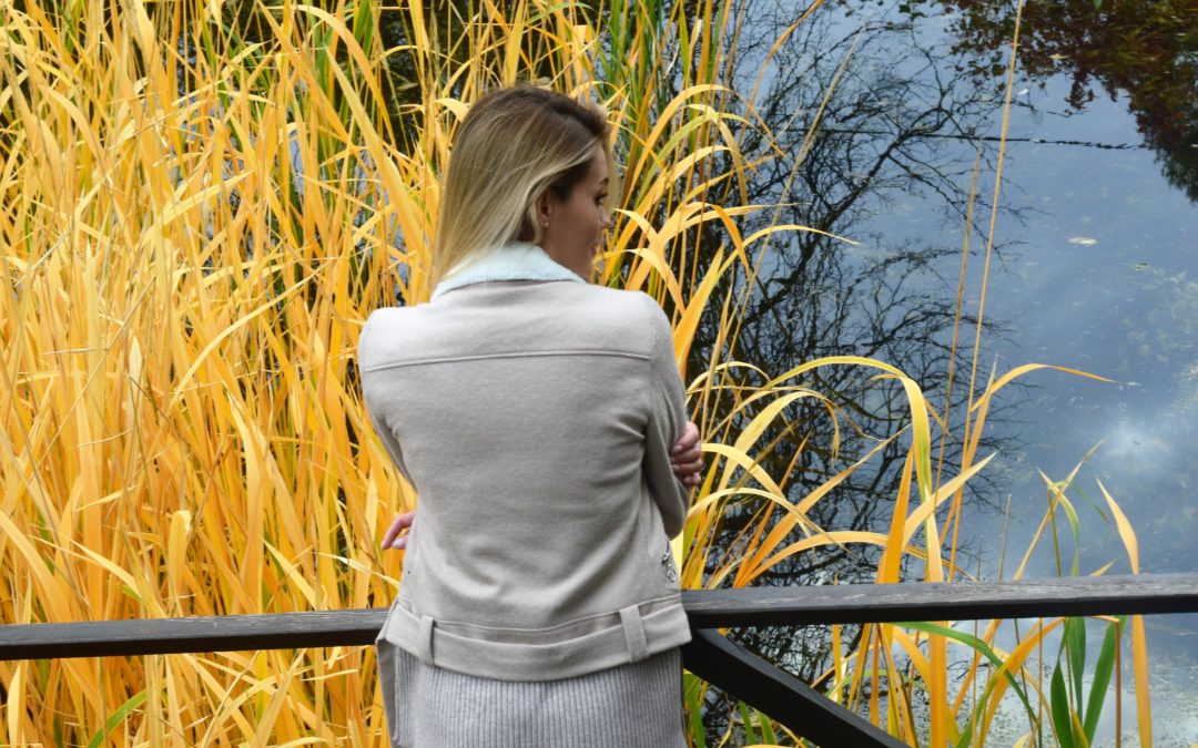 Мостик у пруда в Ботаническом саду МГУ на Воробьевых горах – прекрасная локация для фотосессии девушки