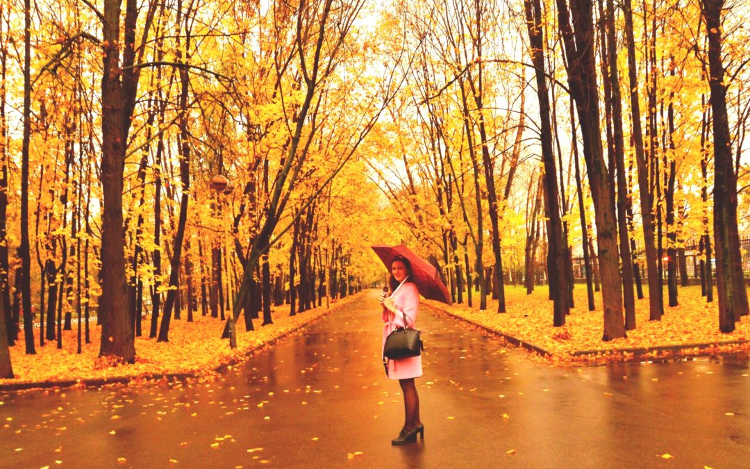 Осенние фотосессии на природе для девушки с зонтиком