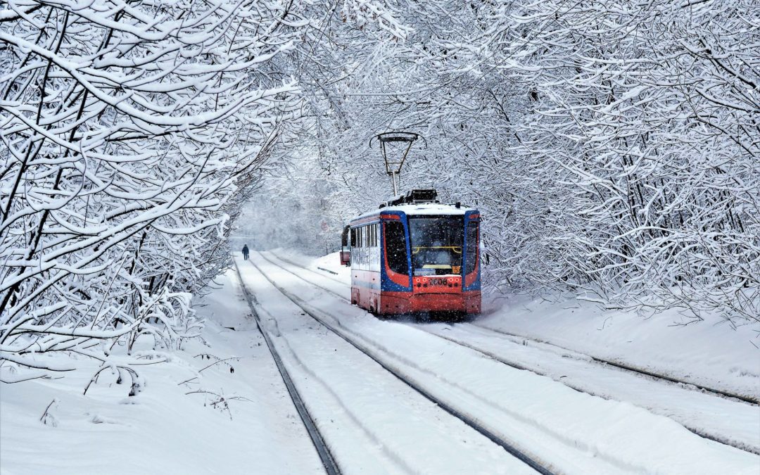 Фото трамваев, идущих через зиму