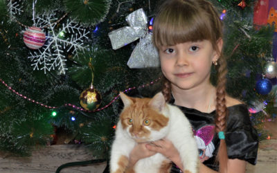 Новогодняя фотосессия девочки Вики и ее друга кота Бублика