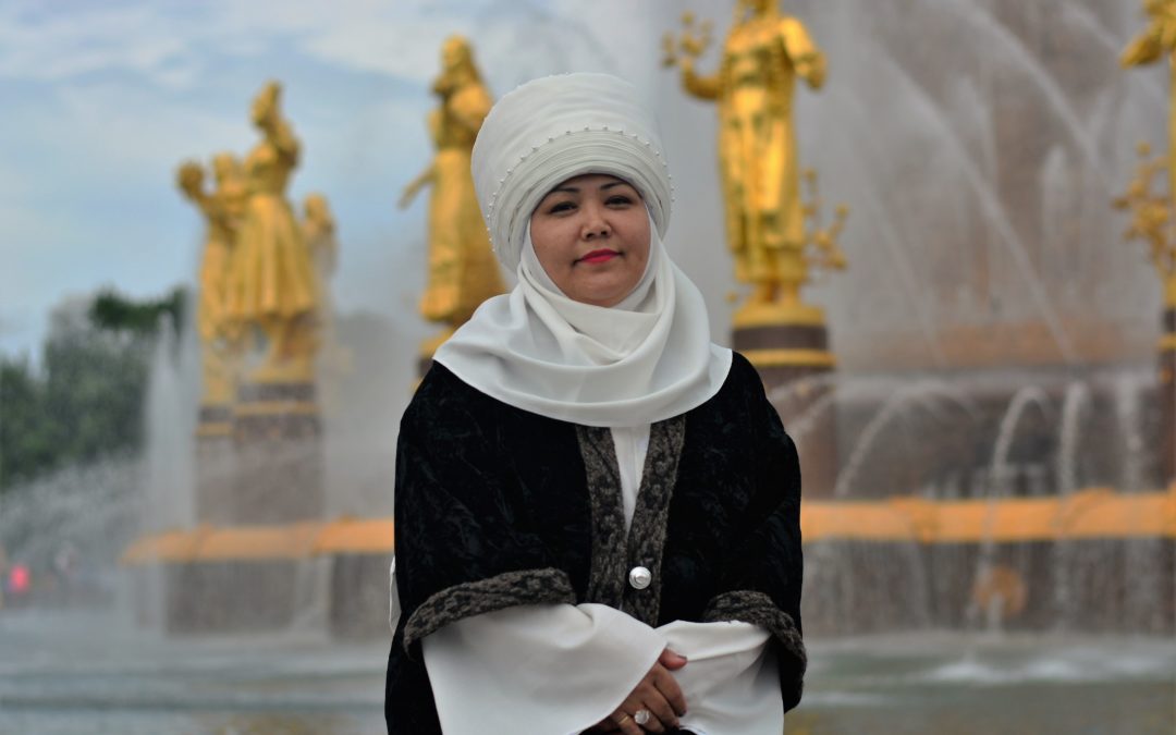Женские портреты на фоне фонтана «Дружба народов»