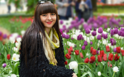 Портрет девушки на фоне тюльпанов
