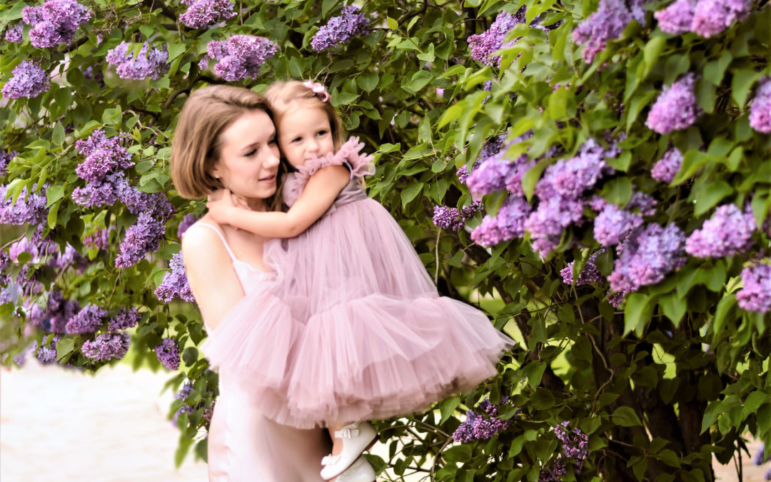 Фото мамы с дочкой в Сиреневом саду