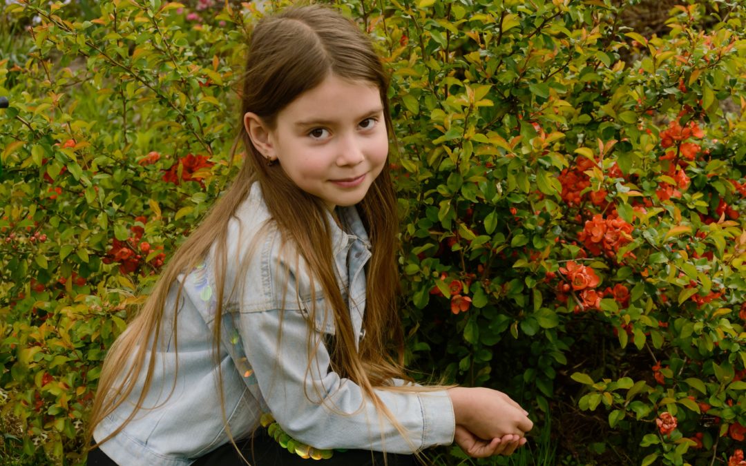 Фотосессия девочки в саду на даче