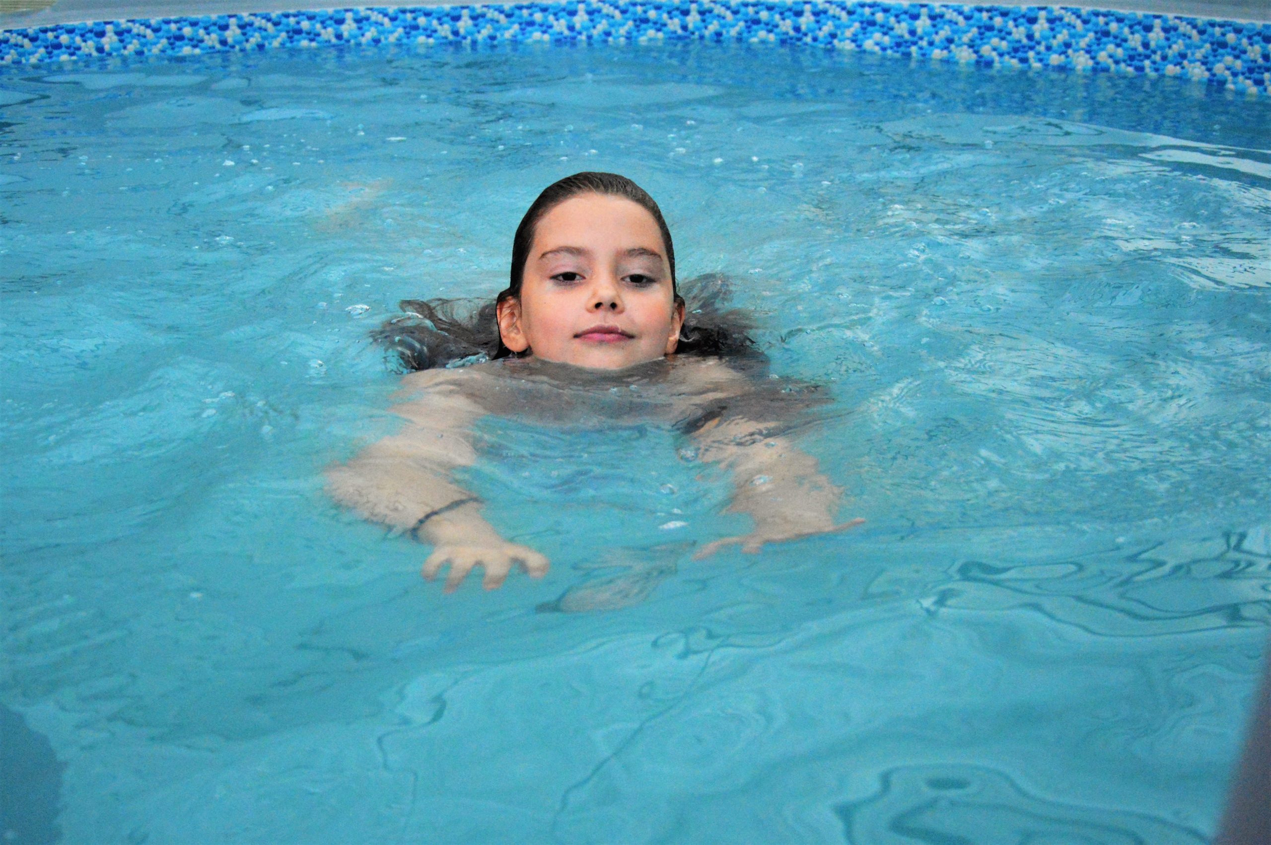 Девочка 12 лет купается. Вика купается.
