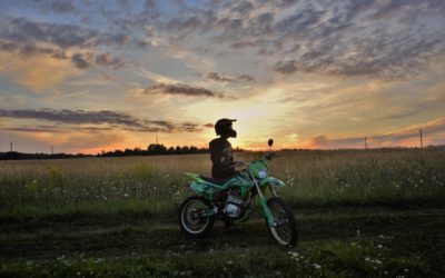 Фотосессия молодого человека с мотоциклом на закате